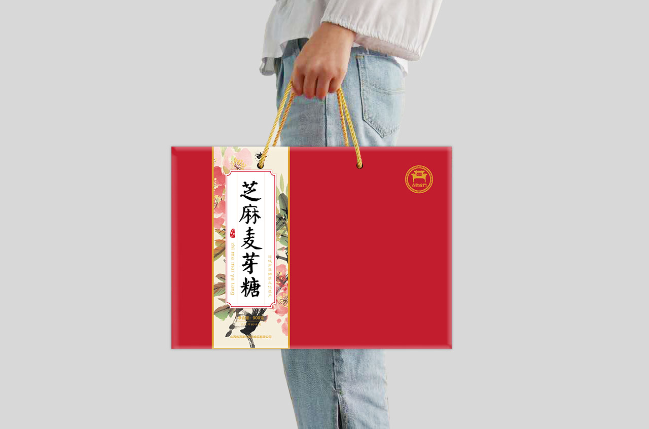 主题:中国水墨风 创意思路:芝麻糖本为流传百年的中国传统食品,包装设计风格以中国水墨画元素为主,选取国画中的经典题材桃花元素,淡雅,清新,桃花是美好生活的象征,民间有桃花运之意,从包装上为芝麻糖塑造一份情感文化在里面。 色彩配置:中国红为本套礼盒的主打色调,喜庆,热闹,营造节日的氛围,符合中国人逢年过节对礼品的心里需求。